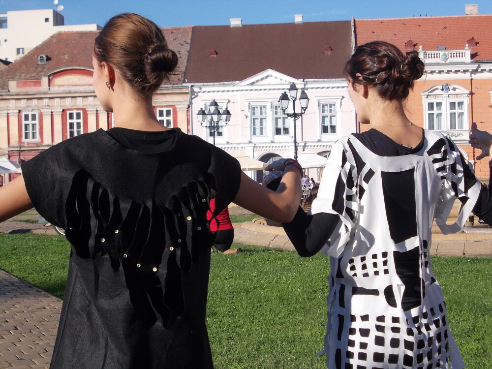 Prezentare de moda inedita in stil baroc, in Piata Unirii din Timisoara. Vezi GALERIE FOTO - Imaginea 13