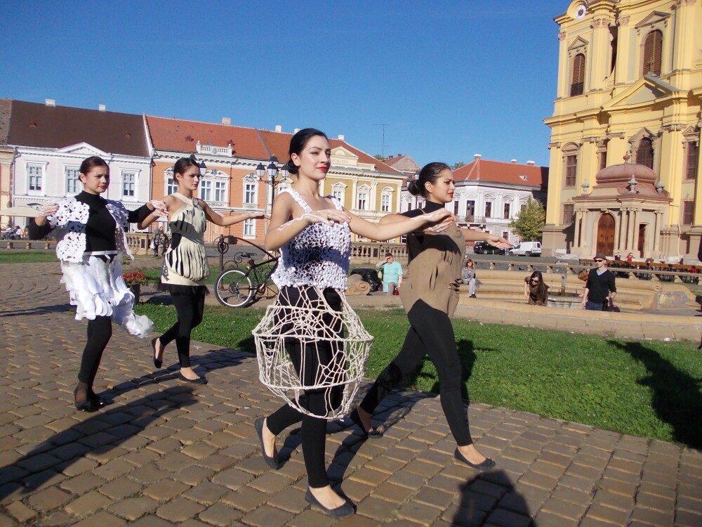 Prezentare de moda inedita in stil baroc, in Piata Unirii din Timisoara. Vezi GALERIE FOTO - Imaginea 14