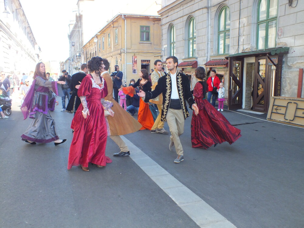 Parada costumelor de epoca pe strazile Timisoarei, in cadrul Festivalului Baroc - Imaginea 1