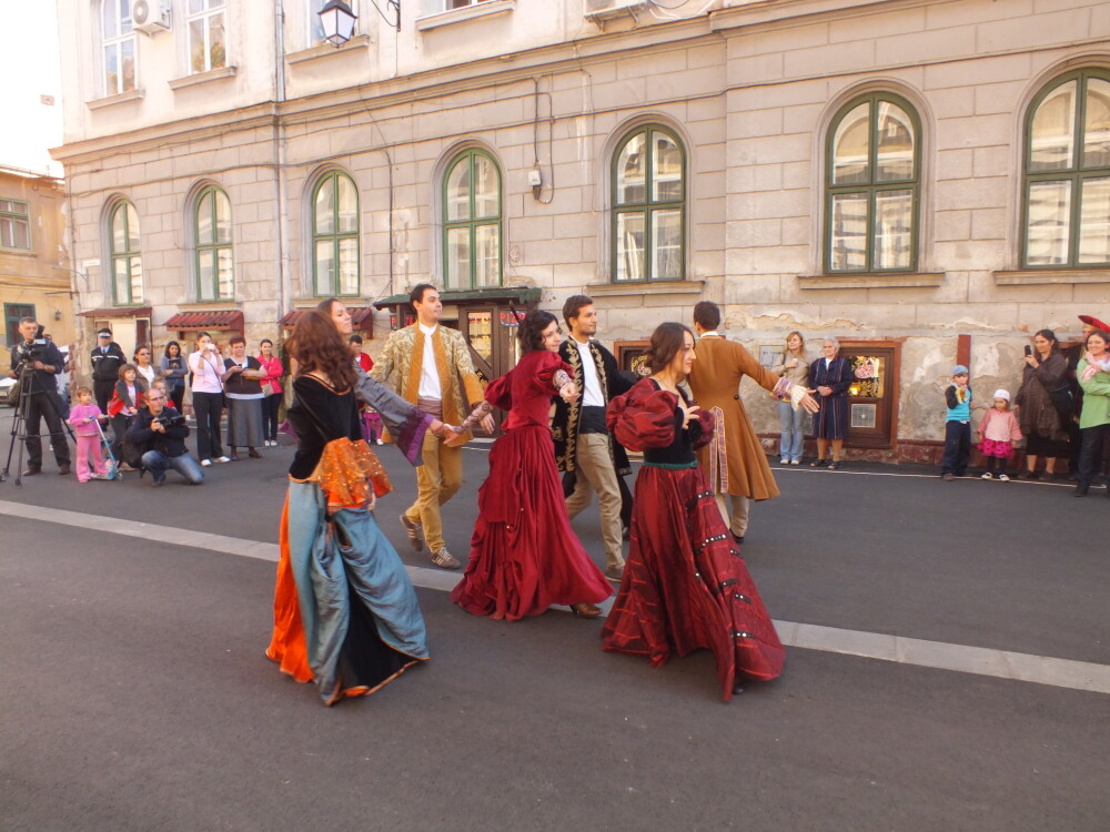 Parada costumelor de epoca pe strazile Timisoarei, in cadrul Festivalului Baroc - Imaginea 2