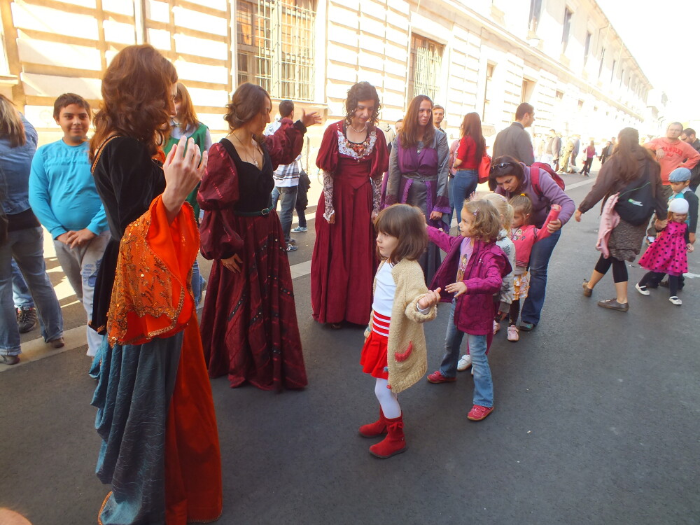 Parada costumelor de epoca pe strazile Timisoarei, in cadrul Festivalului Baroc - Imaginea 6