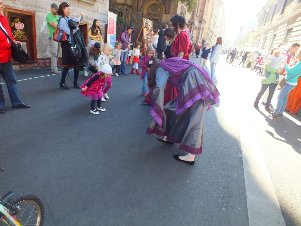 Parada costumelor de epoca pe strazile Timisoarei, in cadrul Festivalului Baroc - Imaginea 7