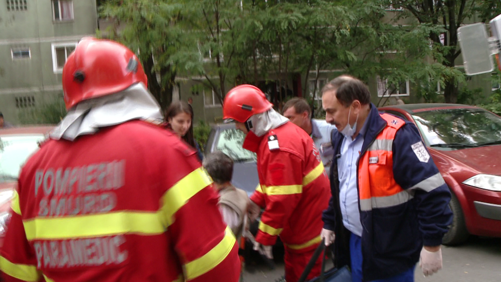 Un bloc intreg a fost evacuat in urma unui incendiu pe strada Gheorghe Lazar din Timisoara. - Imaginea 3