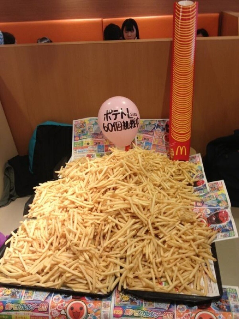 13.000 de calorii la o singura masa la McDonald's. Ce au mancat acesti elevi japonezi - Imaginea 1