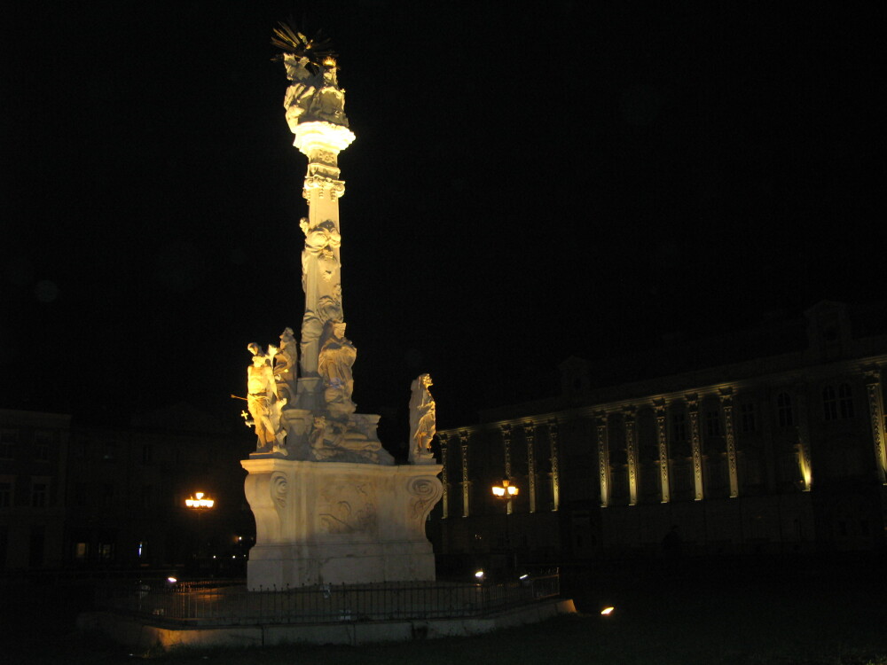 Monumentul Ciumei din Piata Unirii este iluminat artistic din aceasta seara. Vezi galerie foto - Imaginea 1