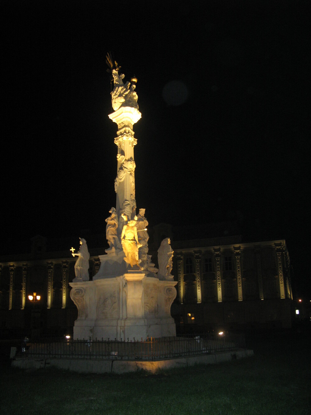 Monumentul Ciumei din Piata Unirii este iluminat artistic din aceasta seara. Vezi galerie foto - Imaginea 2