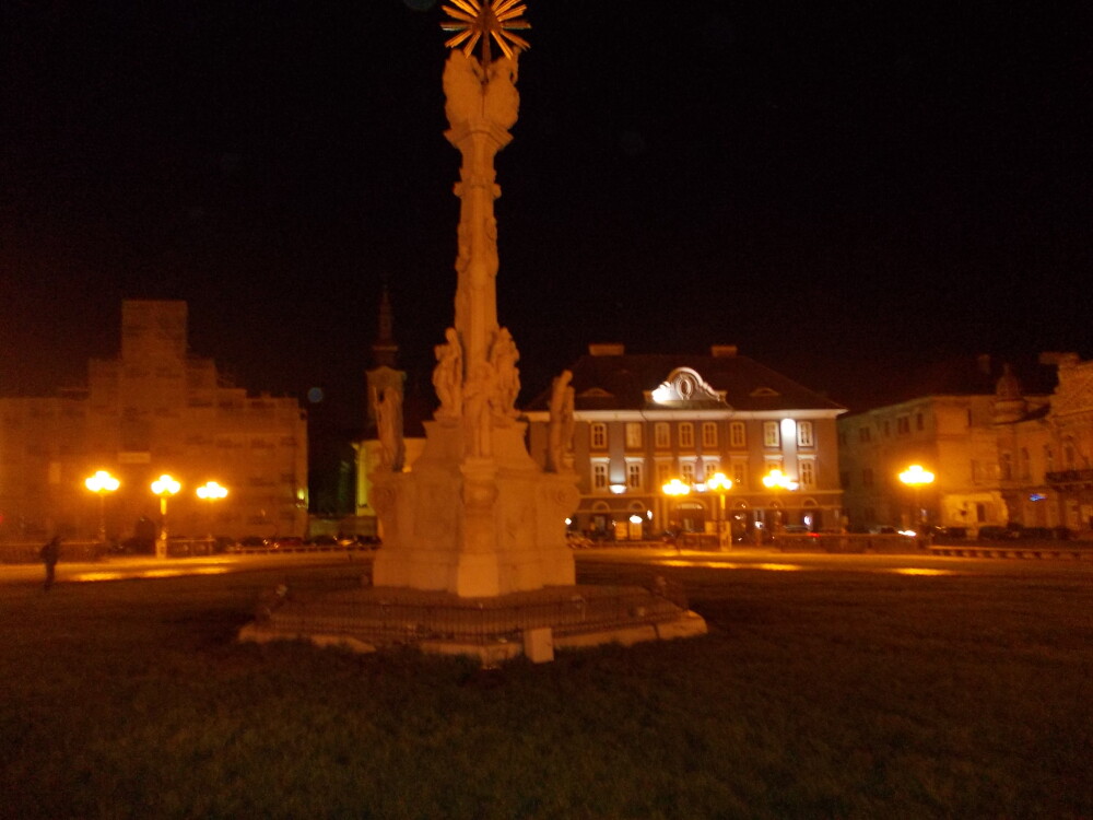 Monumentul Ciumei din Piata Unirii este iluminat artistic din aceasta seara. Vezi galerie foto - Imaginea 3