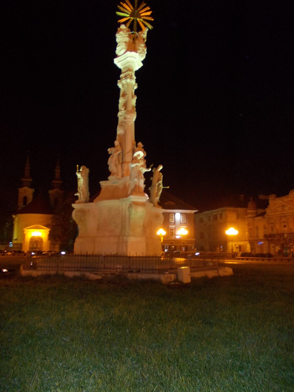 Monumentul Ciumei din Piata Unirii este iluminat artistic din aceasta seara. Vezi galerie foto - Imaginea 4