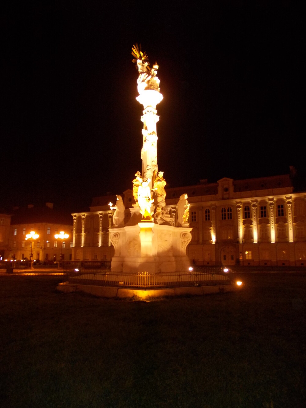 Monumentul Ciumei din Piata Unirii este iluminat artistic din aceasta seara. Vezi galerie foto - Imaginea 6
