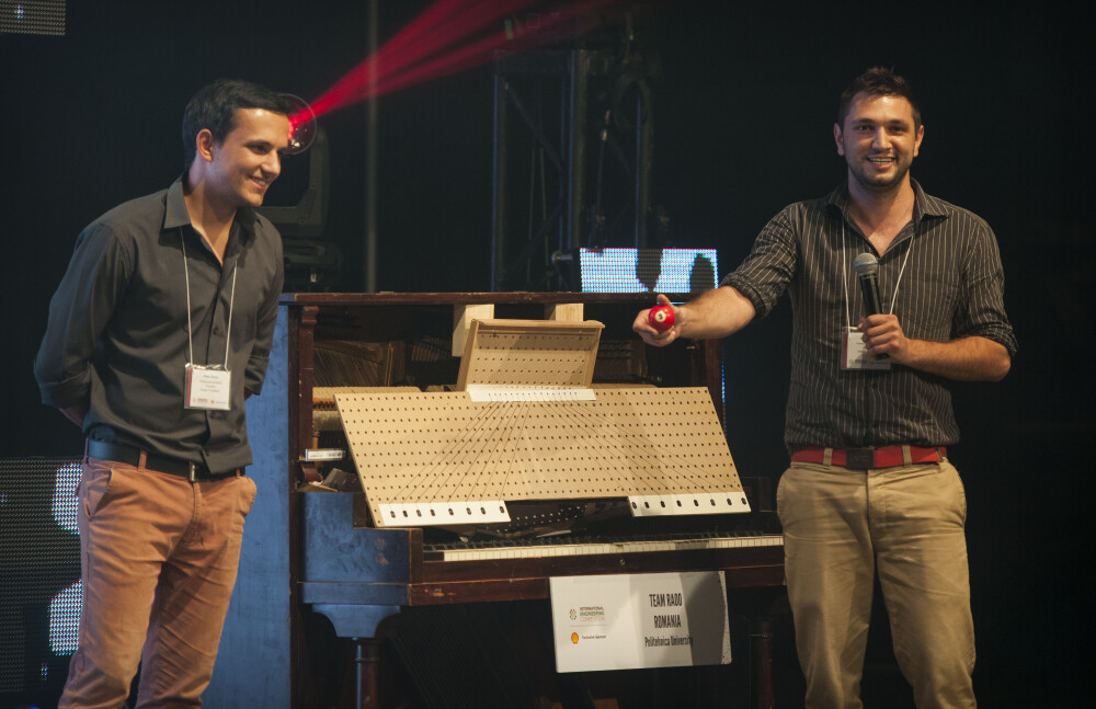 Au uimit lumea! Ce au reusit sa faca patru studenti din Timisoara cu un pian si bilele de biliard - Imaginea 2
