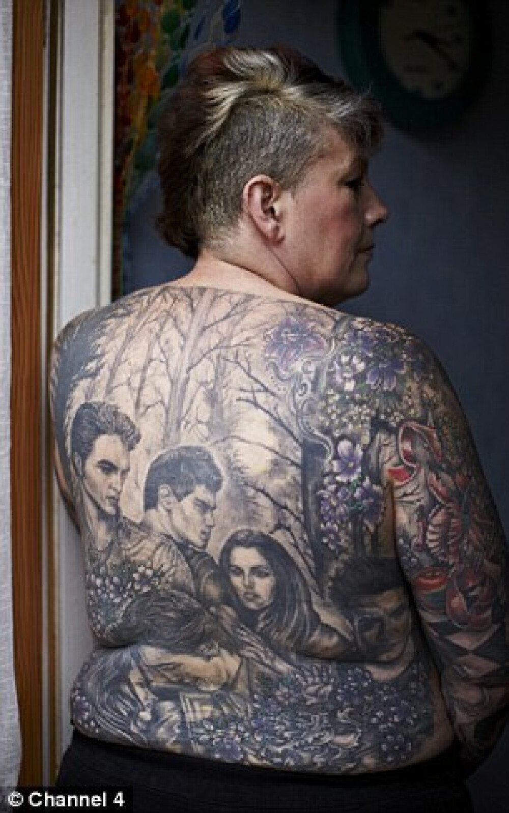 Cum arata femeia care a platit o avere sa-si tatueze tot corpul cu imagini din seria Twilight - Imaginea 2