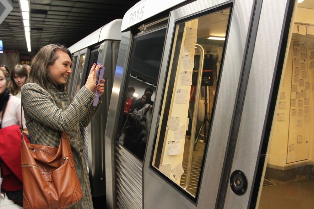 Mii de biletele lipite pe vagoanele unui metrou din Capitala. Surpriza poetica pentru toti pasagerii - Imaginea 8