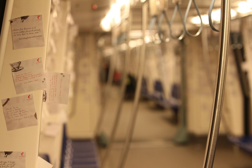Mii de biletele lipite pe vagoanele unui metrou din Capitala. Surpriza poetica pentru toti pasagerii - Imaginea 6