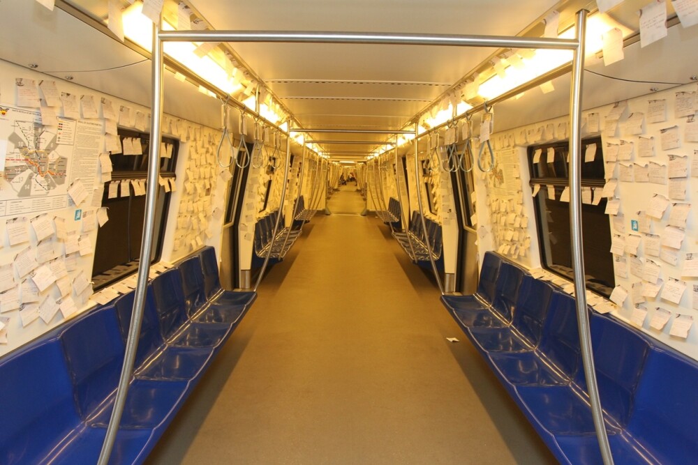 Mii de biletele lipite pe vagoanele unui metrou din Capitala. Surpriza poetica pentru toti pasagerii - Imaginea 5