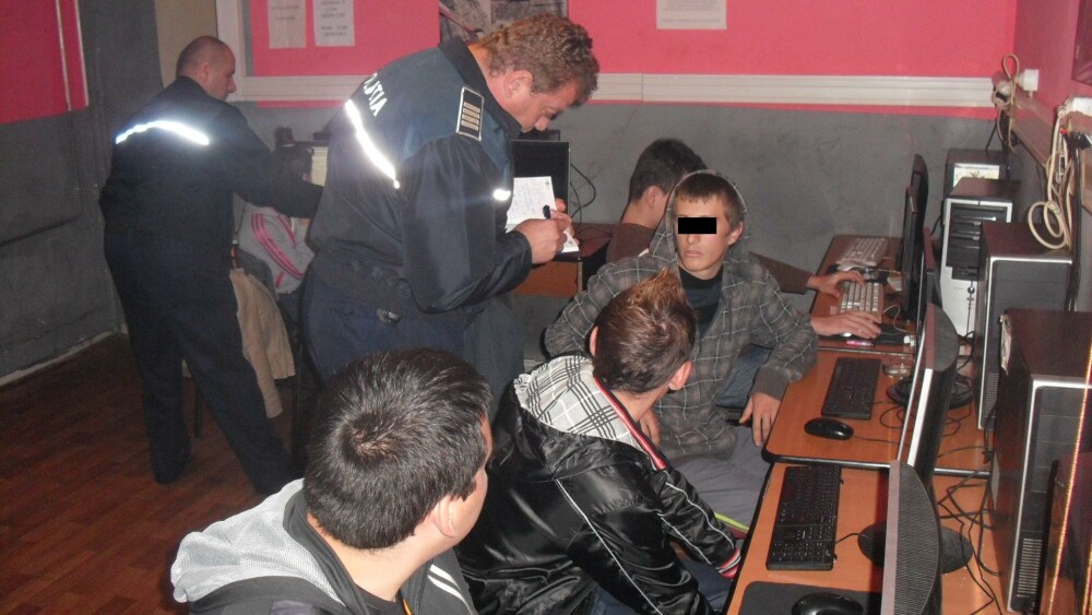 Inceputul de an scolar i-a prins pe unii elevi in... internet-cafe. Politistii i-au trimis la ore - Imaginea 2