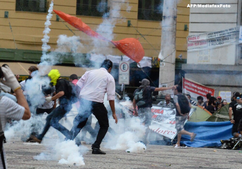 Lupte de strada in Brazilia, intre profesori si politie, cu grenade si gloante de cauciuc. VIDEO - Imaginea 1