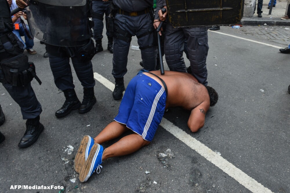 Lupte de strada in Brazilia, intre profesori si politie, cu grenade si gloante de cauciuc. VIDEO - Imaginea 2