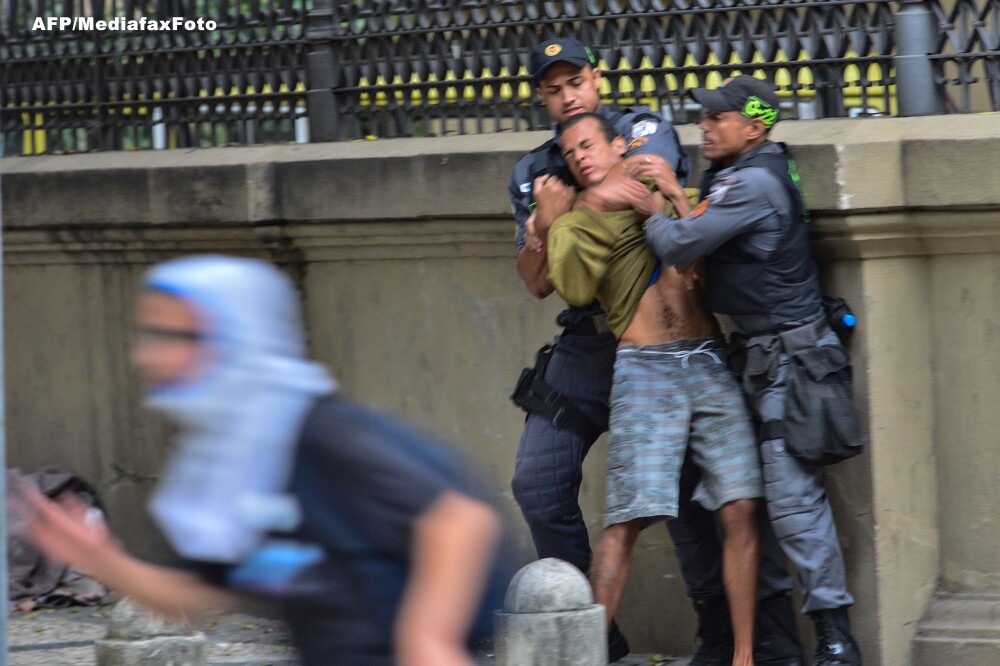 Lupte de strada in Brazilia, intre profesori si politie, cu grenade si gloante de cauciuc. VIDEO - Imaginea 3