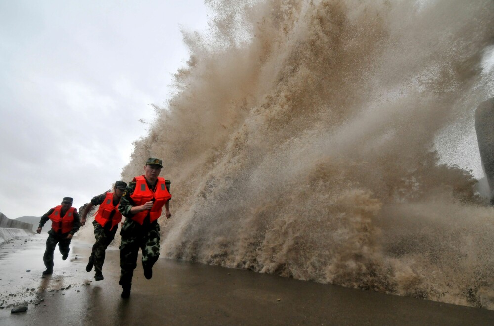 500.000 de oameni sunt evacuati in Asia. Taifunul Fitow a lovit China cu rafale de 200km/ora - Imaginea 5