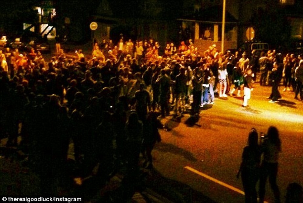Reactia a 500 de studenti beti in momentul in care politia le-a intrerupt petrecerea. GALERIE FOTO - Imaginea 3