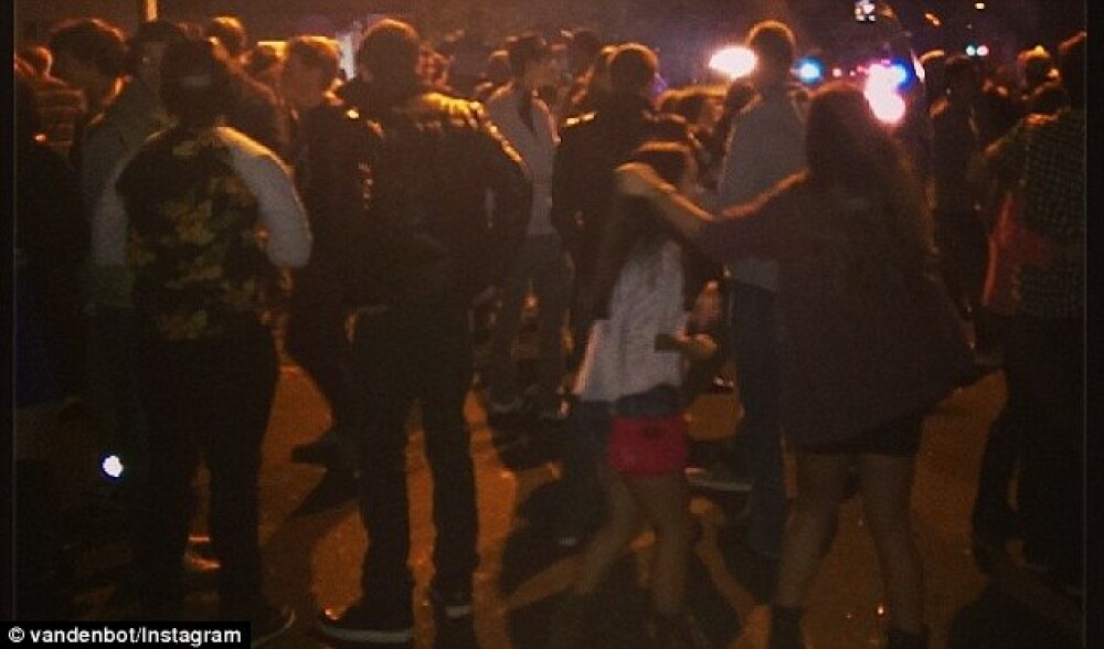 Reactia a 500 de studenti beti in momentul in care politia le-a intrerupt petrecerea. GALERIE FOTO - Imaginea 4