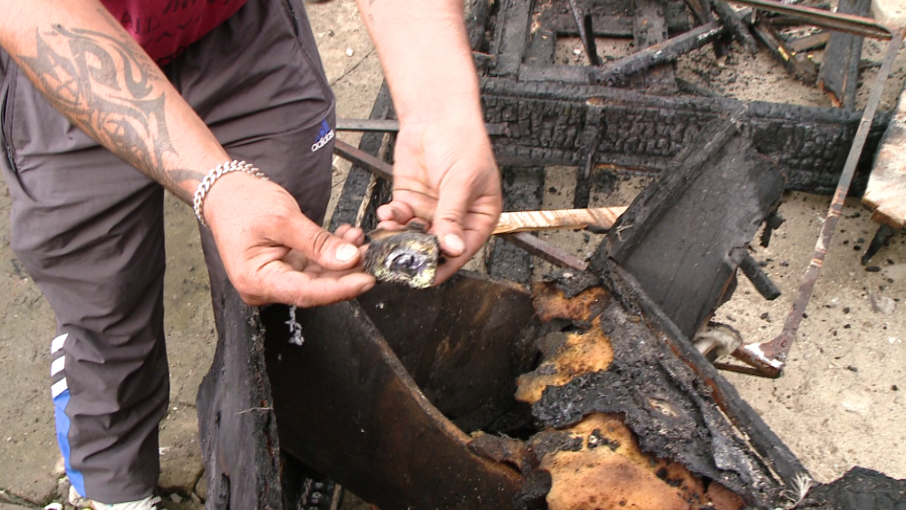 Dublu ghinion pentru o familie din Timisoara: casa si toate economiile au ars intr-un incendiu - Imaginea 1