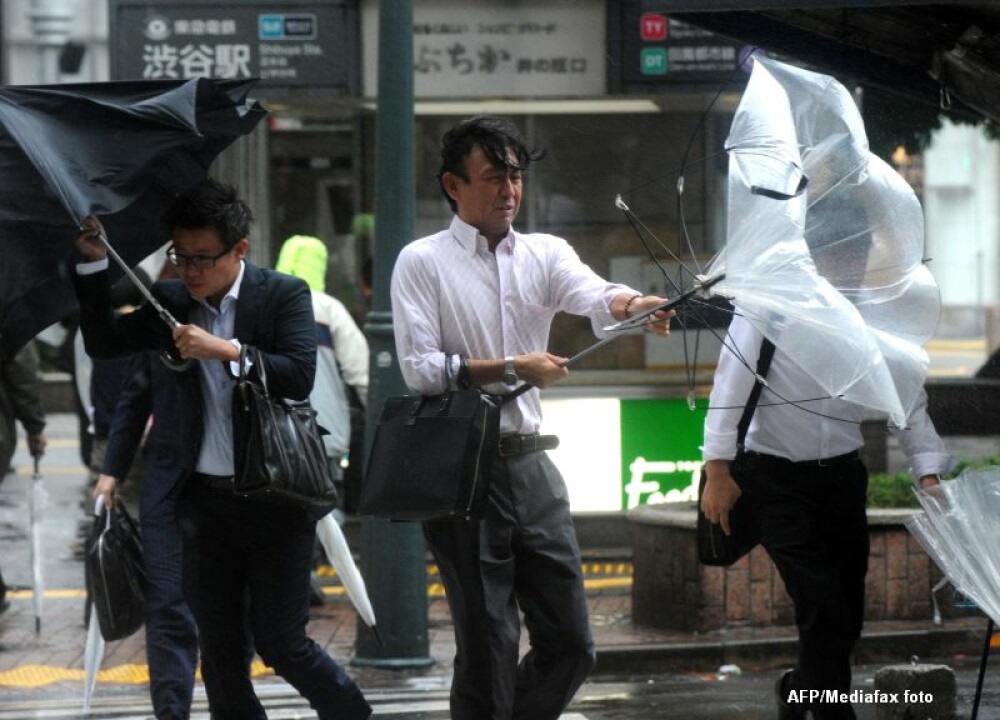 Cel putin 13 persoane au murit din cauza taifunului Wipha care traverseaza Japonia - Imaginea 2
