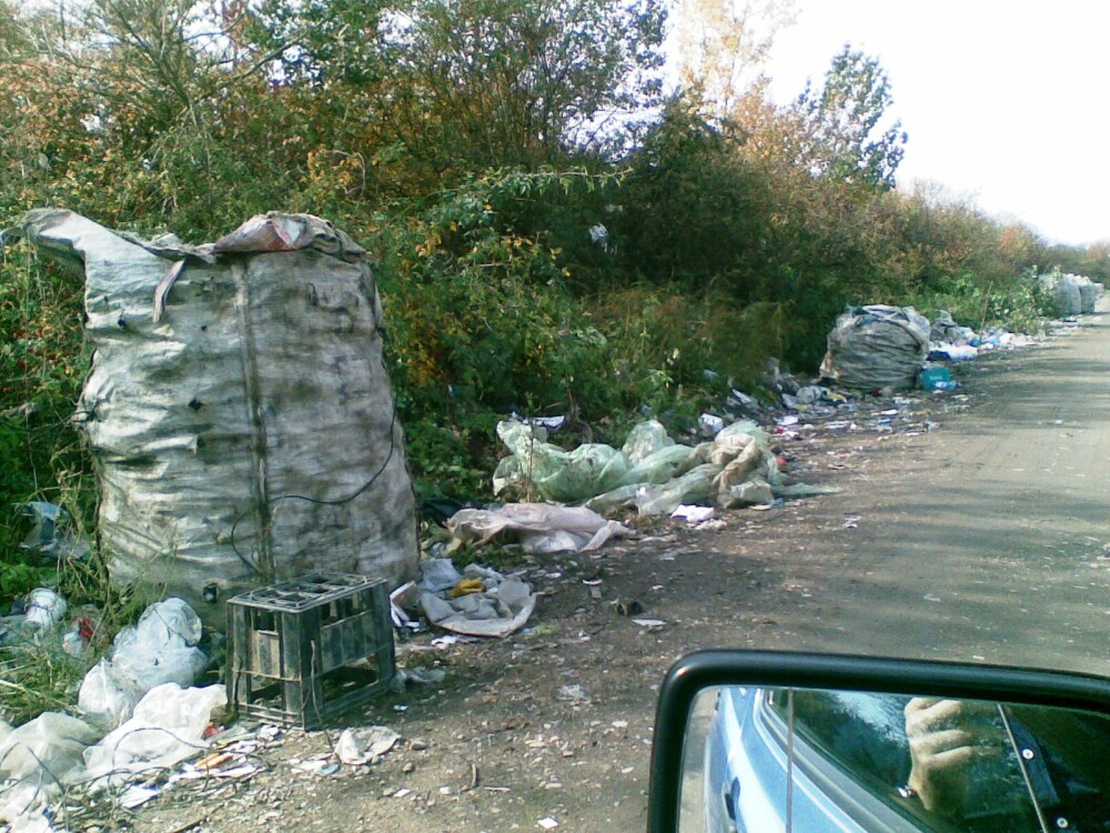 Razboiul gunoaielor intre primarii. In ce hal a ajuns sa arate un drum din Arad, in cateva luni.FOTO - Imaginea 1