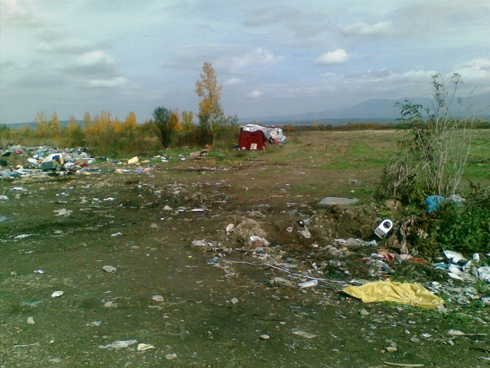 Razboiul gunoaielor intre primarii. In ce hal a ajuns sa arate un drum din Arad, in cateva luni.FOTO - Imaginea 4
