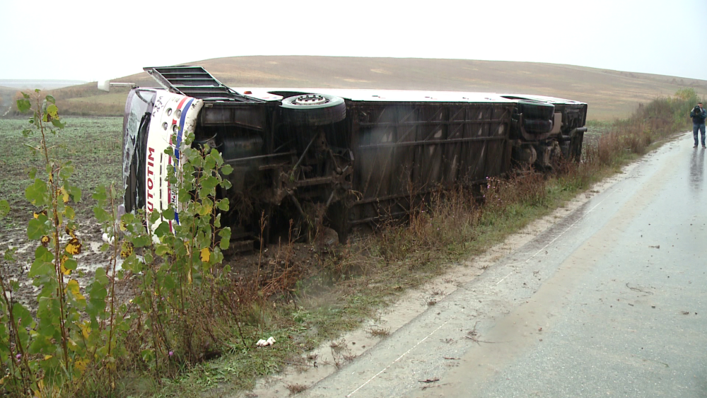 TIMIS: Autobuz rasturnat in apropiere de Pischia. Un pasager a fost ranit si transportat la spital - Imaginea 2