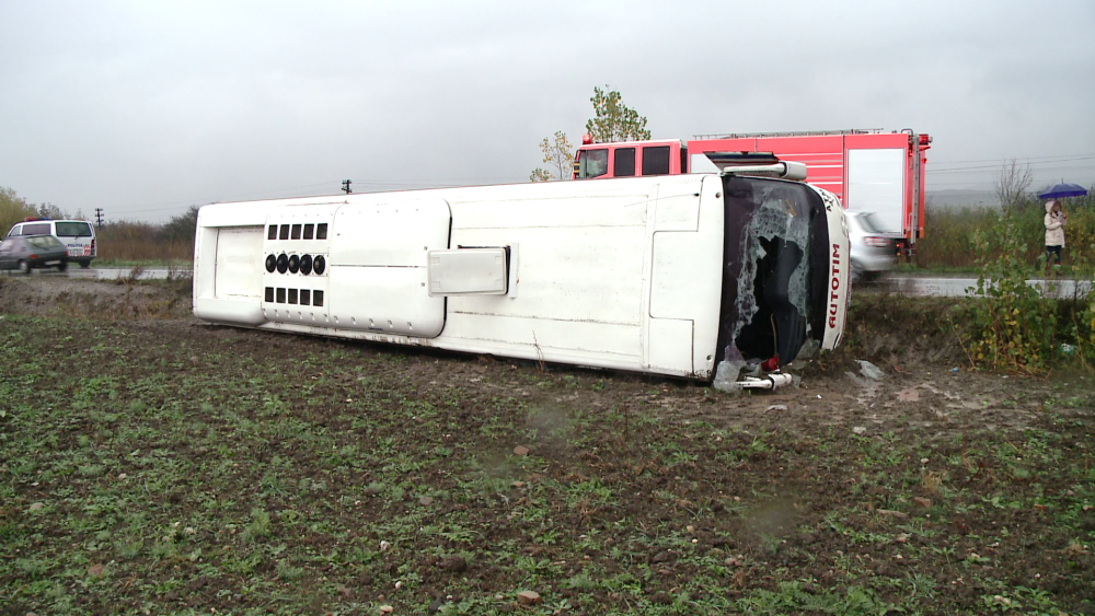 TIMIS: Autobuz rasturnat in apropiere de Pischia. Un pasager a fost ranit si transportat la spital - Imaginea 5