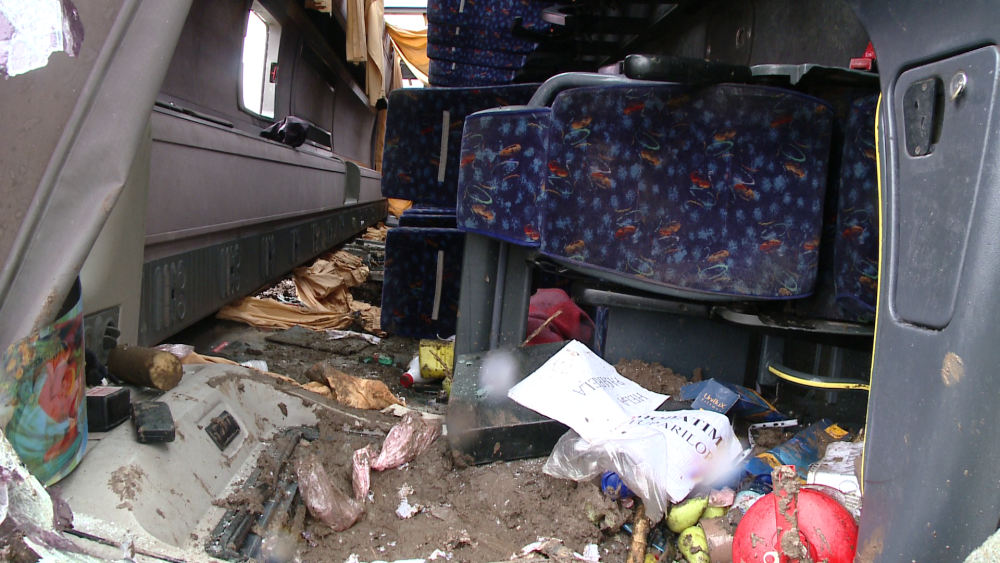 TIMIS: Autobuz rasturnat in apropiere de Pischia. Un pasager a fost ranit si transportat la spital - Imaginea 6
