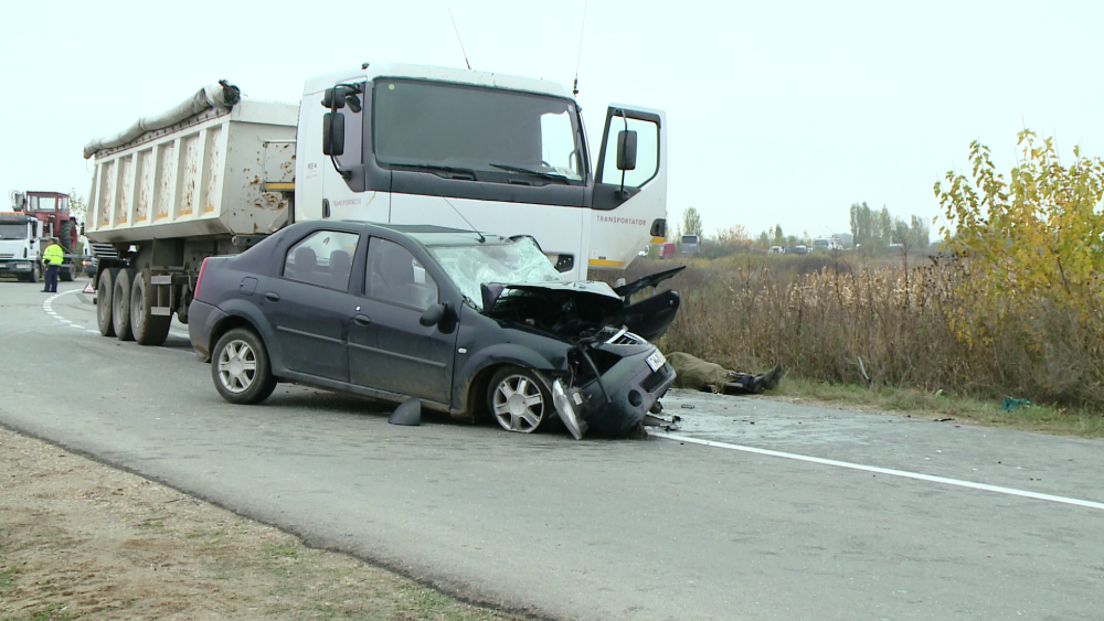 Un barbat si-a pierdut viata dupa ce masina in care se afla a fost izbita de un camion. FOTO - Imaginea 3