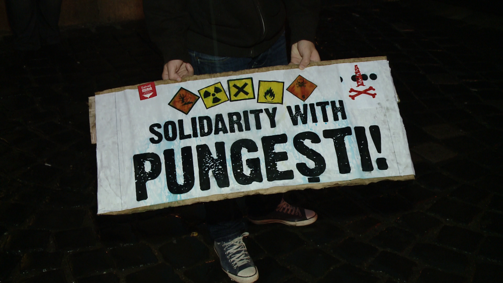 Timisorenii au iesit la protest, pe ploaie, in solidaritate cu localnicii din Pungesti. FOTO - Imaginea 1