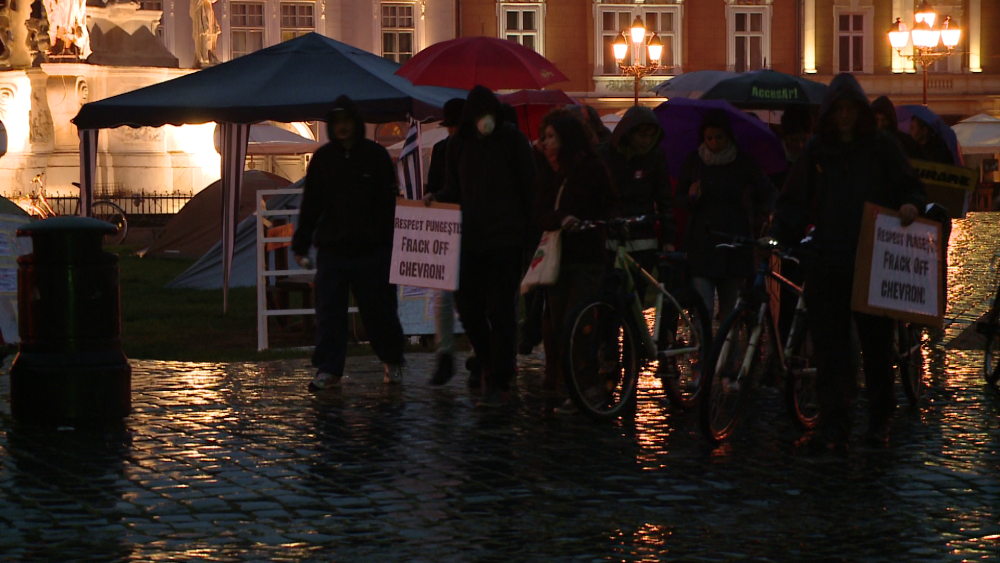 Timisorenii au iesit la protest, pe ploaie, in solidaritate cu localnicii din Pungesti. FOTO - Imaginea 3