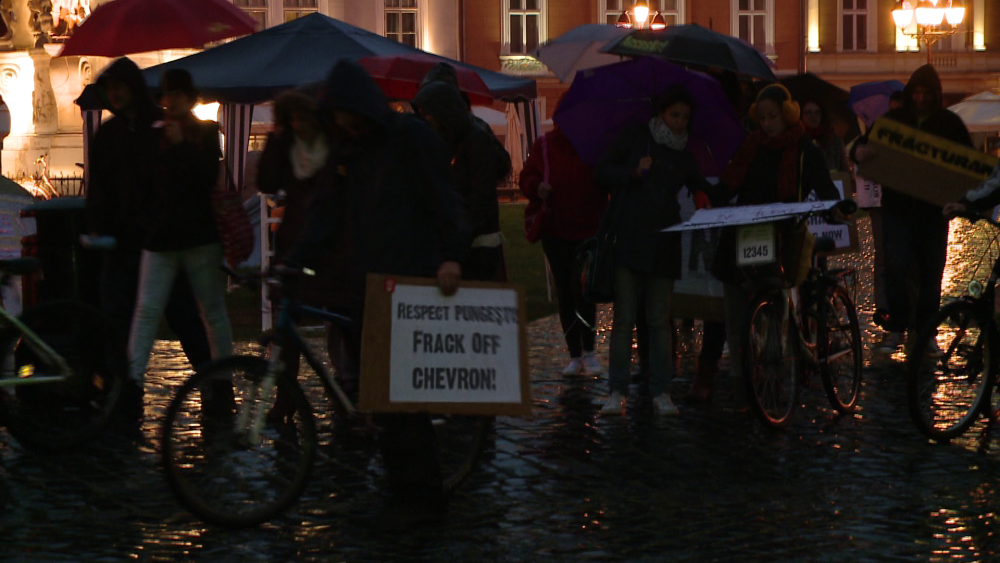 Timisorenii au iesit la protest, pe ploaie, in solidaritate cu localnicii din Pungesti. FOTO - Imaginea 4