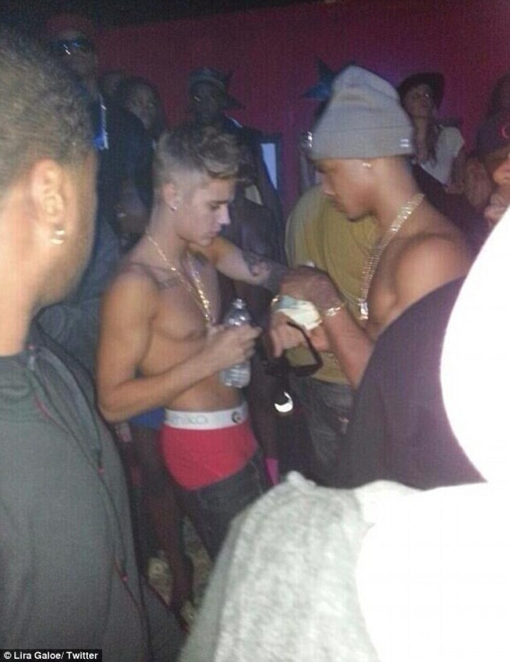 Ce i-a facut Justin Bieber unei dansatoare dintr-un club de noapte: 