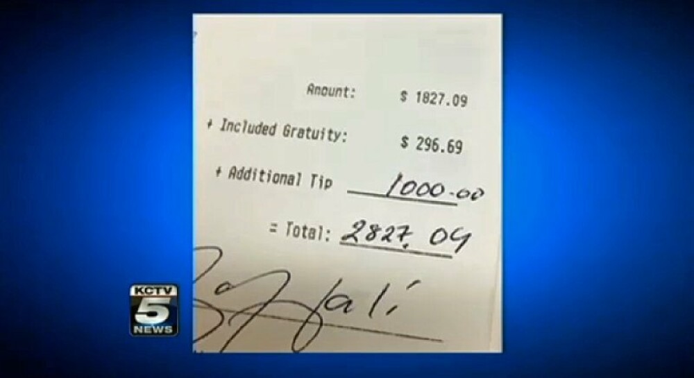 Cum a reactionat acest chelner cand a vazut un bacsis de 1300 dolari in mana - Imaginea 3
