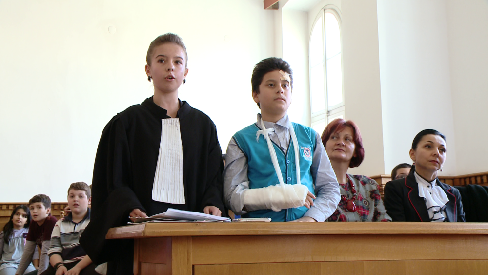FOTO.Elevii claselor a V-a au simulat un proces la Curtea de Apel Timisoara,de Ziua Justitiei Civile - Imaginea 1