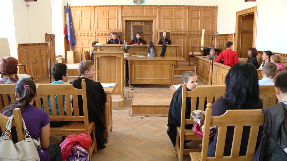 FOTO.Elevii claselor a V-a au simulat un proces la Curtea de Apel Timisoara,de Ziua Justitiei Civile - Imaginea 2