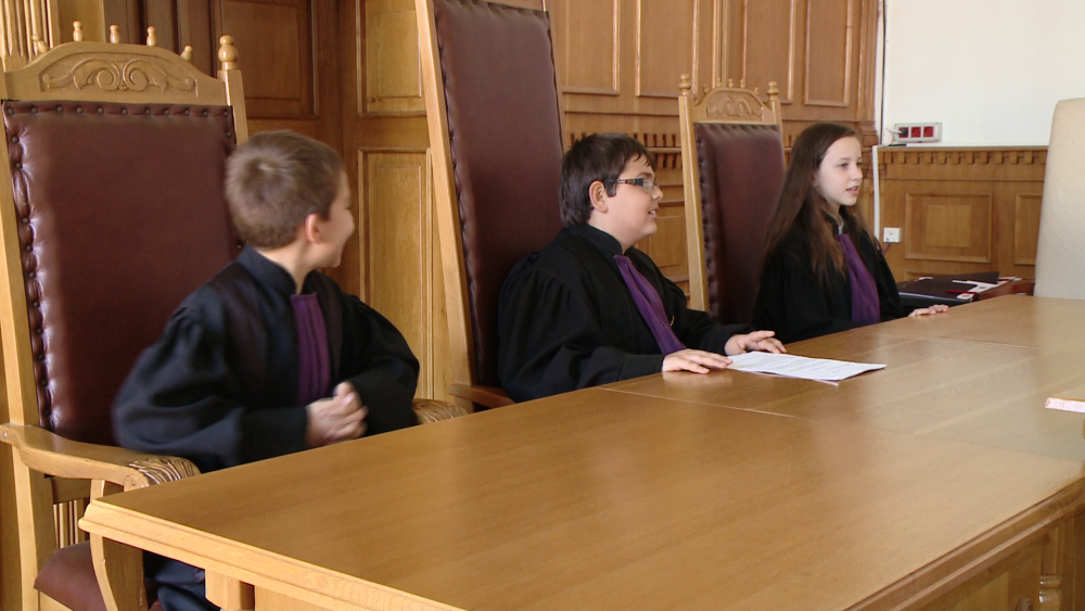 FOTO.Elevii claselor a V-a au simulat un proces la Curtea de Apel Timisoara,de Ziua Justitiei Civile - Imaginea 3