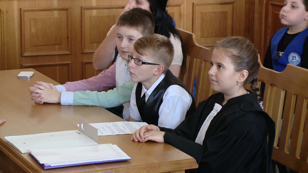 FOTO.Elevii claselor a V-a au simulat un proces la Curtea de Apel Timisoara,de Ziua Justitiei Civile - Imaginea 4
