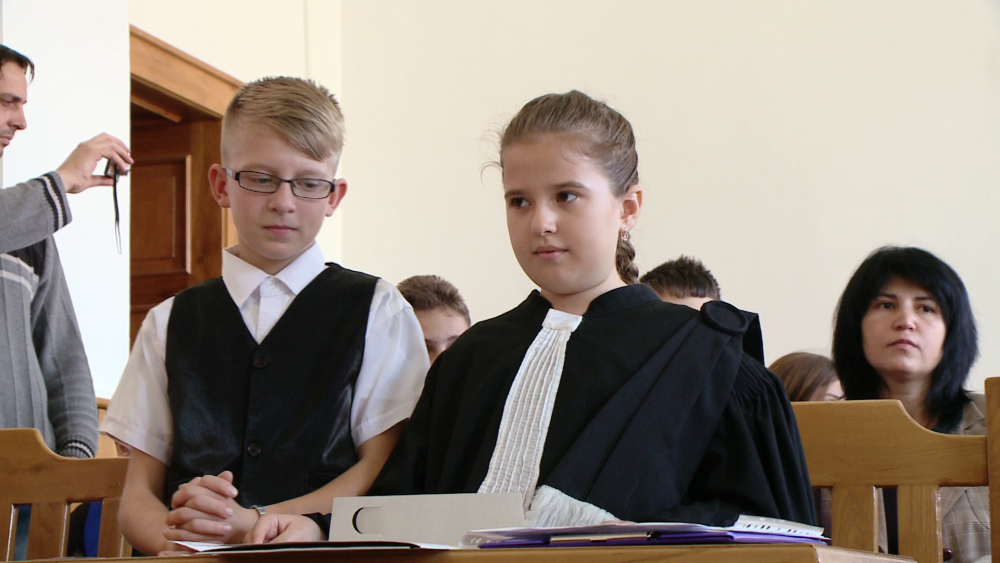 FOTO.Elevii claselor a V-a au simulat un proces la Curtea de Apel Timisoara,de Ziua Justitiei Civile - Imaginea 7