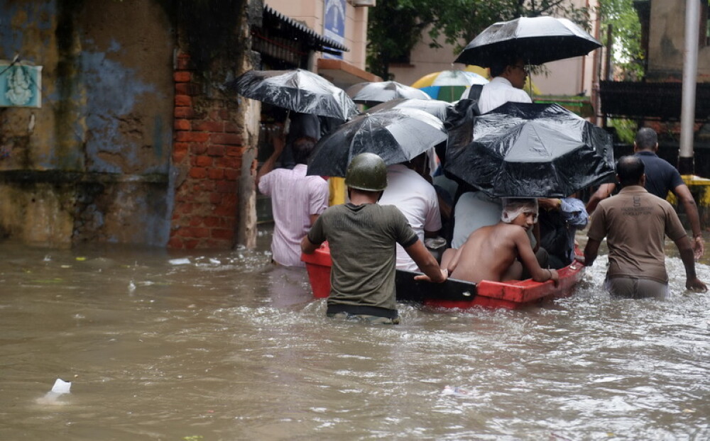 Inundatii devastatoare in India. Cel putin 48 de oameni au murit. GALERIE FOTO - Imaginea 2