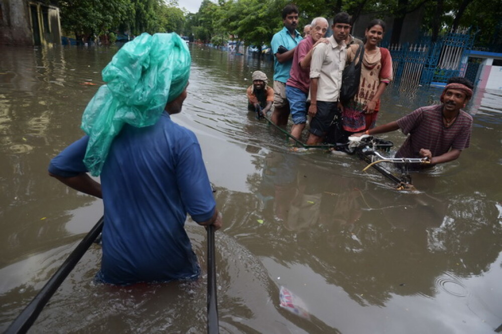 Inundatii devastatoare in India. Cel putin 48 de oameni au murit. GALERIE FOTO - Imaginea 7