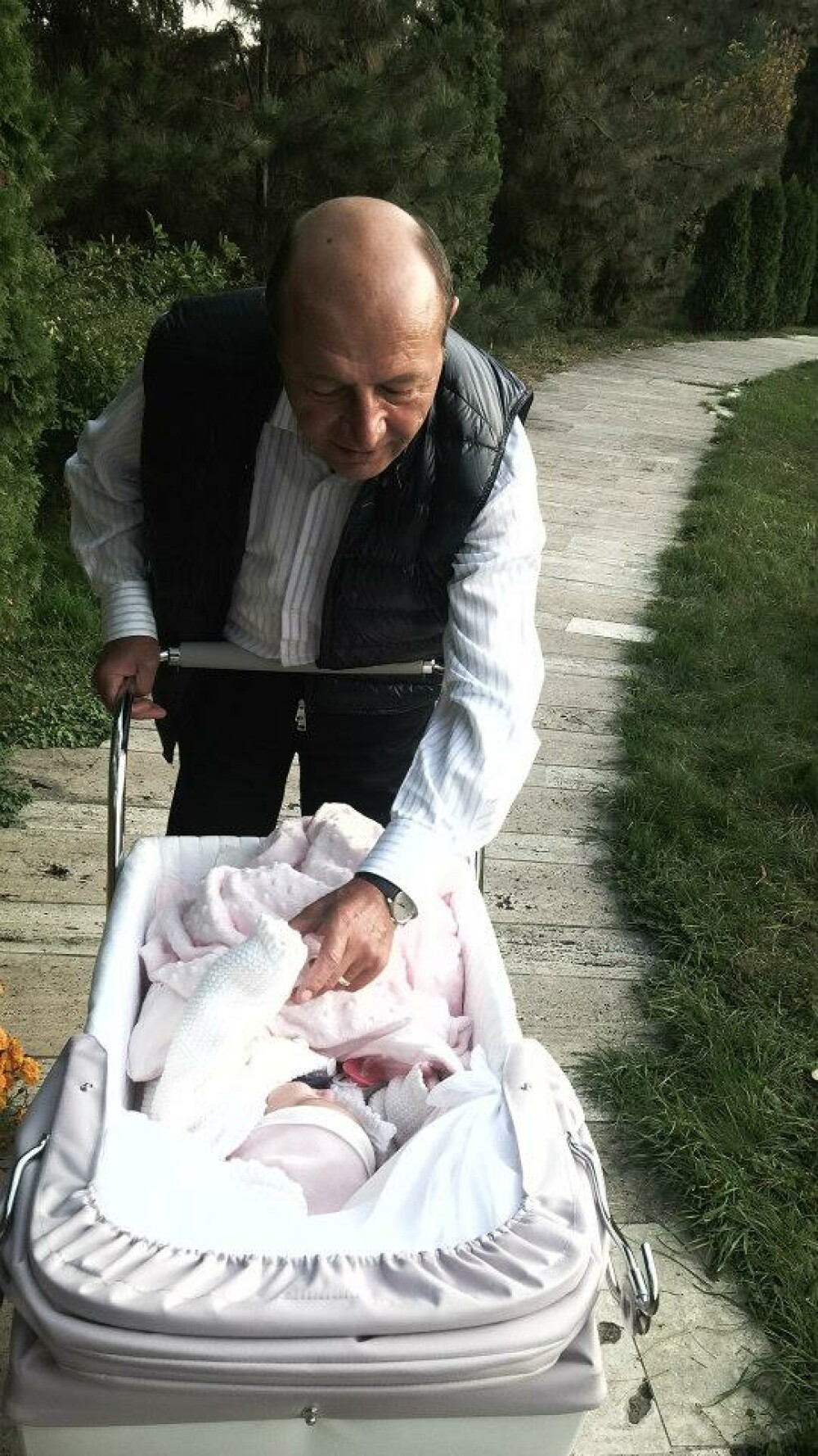 Presedintele Traian Basescu a postat noi poze cu nepoata sa, Sofia Anais. FOTO - Imaginea 2
