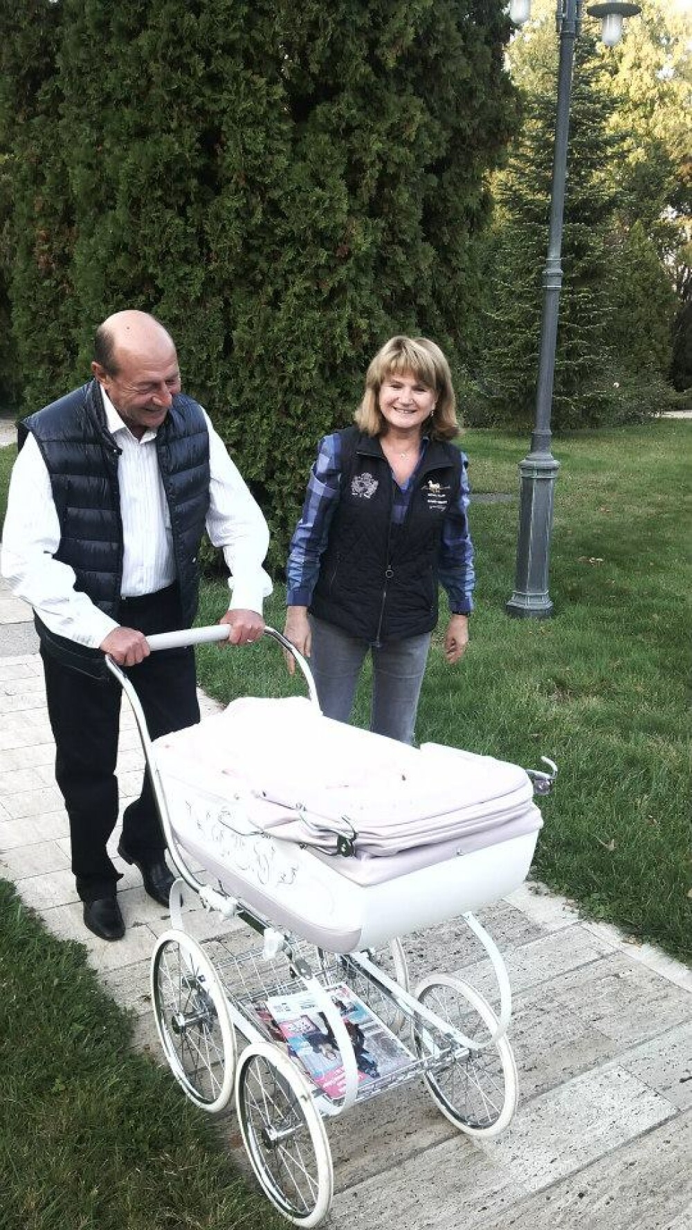 Presedintele Traian Basescu a postat noi poze cu nepoata sa, Sofia Anais. FOTO - Imaginea 3