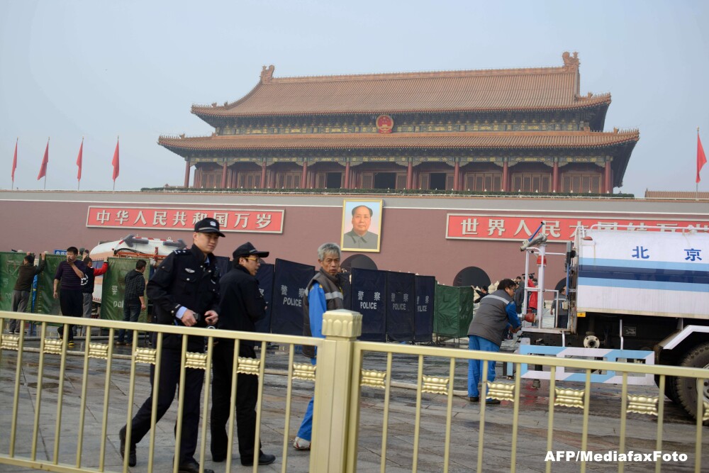 Incidente in piata Tiananmen din Beijing. Un vehicul a intrat in multime si a omorat 3 oameni - Imaginea 2