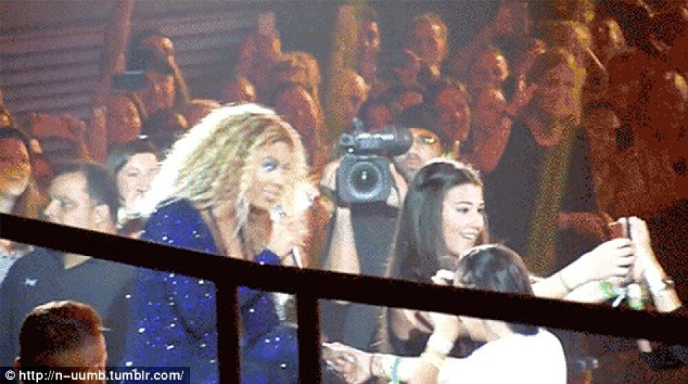 Imaginea a ajuns viral pe internet. Ce a facut Beyonce pentru o fana in mijlocul concertului - Imaginea 2