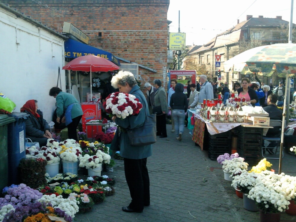 Pietele din Timisoara, invadate de flori, coronite si lumanari pentru Ziua Mortilor. Cu cat se vand - Imaginea 1